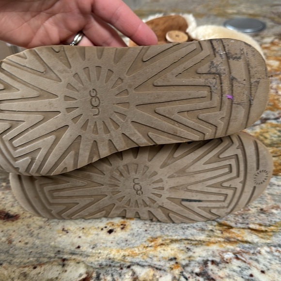 Pre owned well loved button uggs size 8 chestnut - Picture 6 of 6